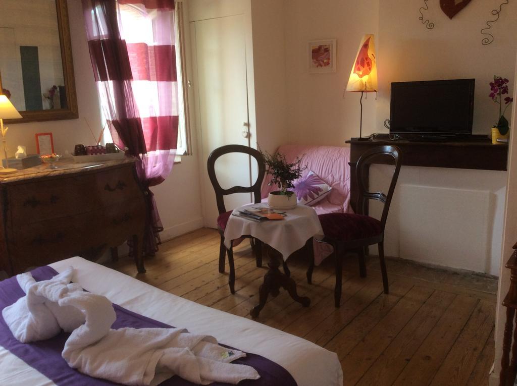 Chambre D'Hotes "Le Village" Villenouvelle Exterior photo