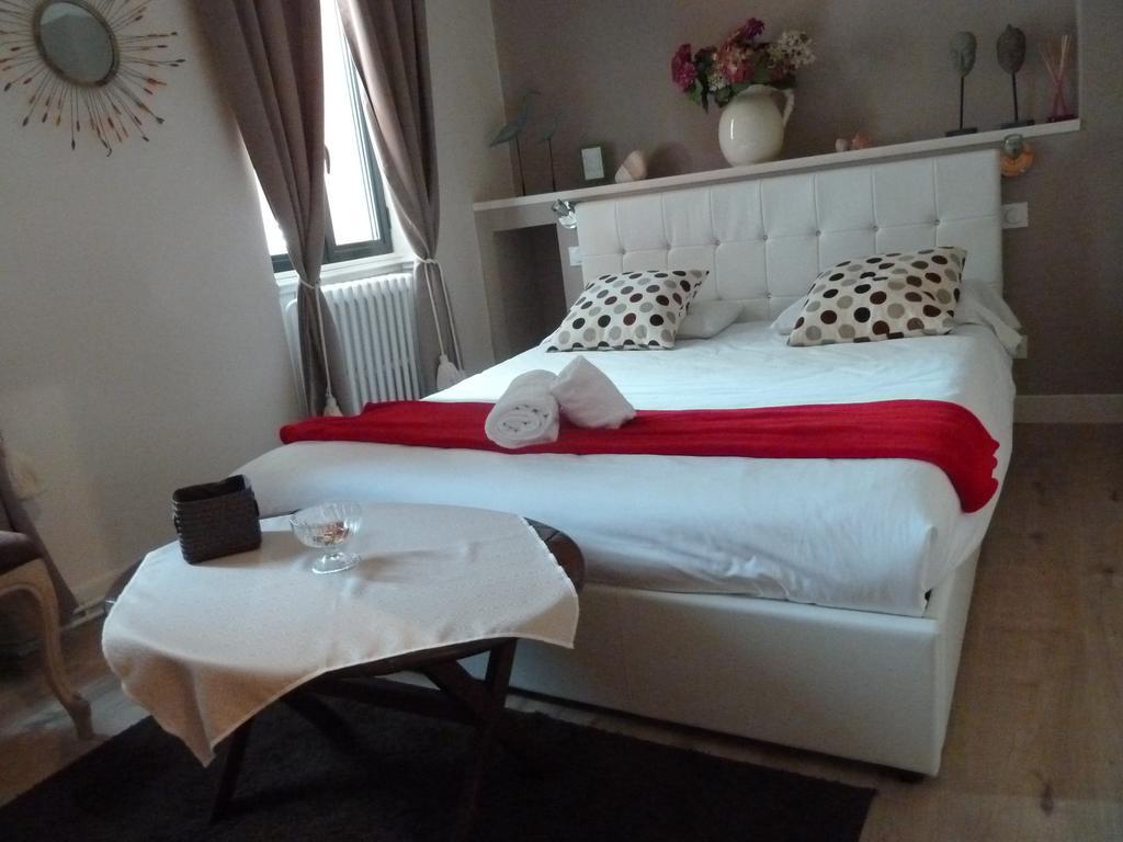 Chambre D'Hotes "Le Village" Villenouvelle Exterior photo